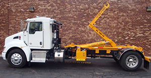 Ampliroll_hooklift_on_worktruck