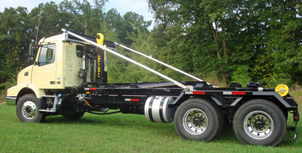 Hydraulic hooklift-equipped truck chassis. - Ampliroll