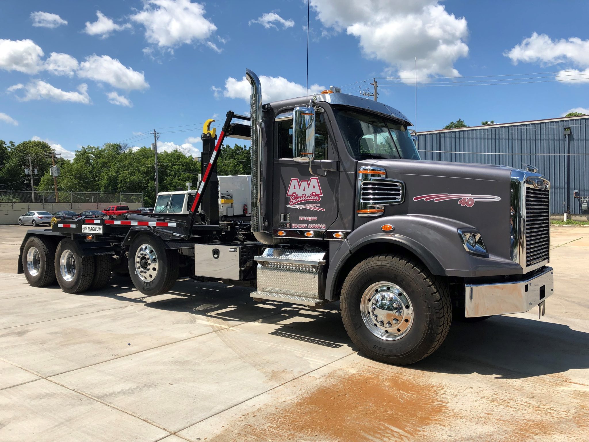 Grey Sanitation truck Ampliroll