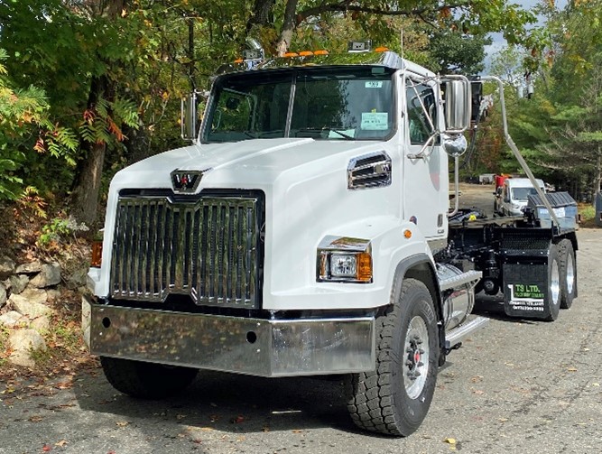 Front View of 2021 Western Star with Ampliroll AL160 - 65000 lbs Hooklift